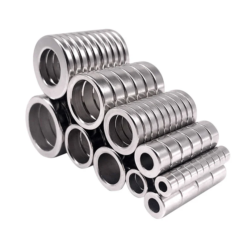 Hvordan adskiller en ringmagnet sig fra en massiv magnet i applikationer?